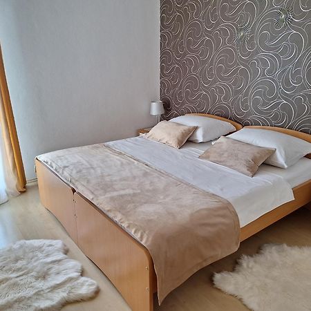 Villa Suzy-Apartments Suzana ลอฟราน ภายนอก รูปภาพ